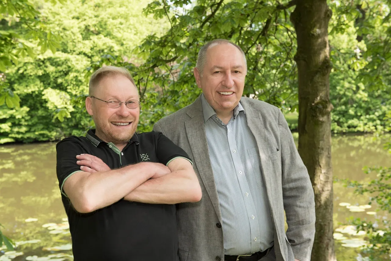 Gewerbestrom Oldenburg Bremerhaven Cuxhaven von DasHausKontor Geschäftsinhaber für Gewerbegas stehen vor grünem Hintergrund